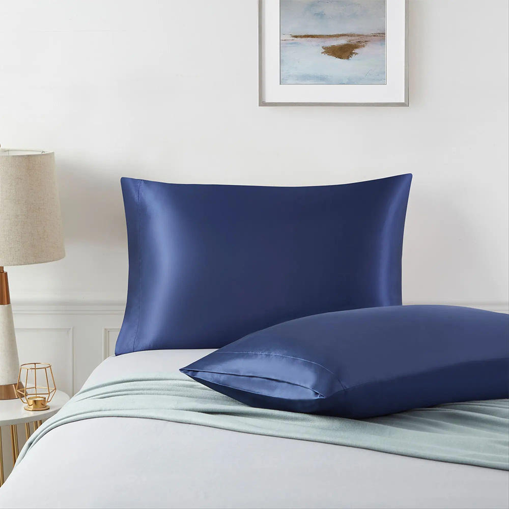 Sarung bantal satin yang lembut dan licin