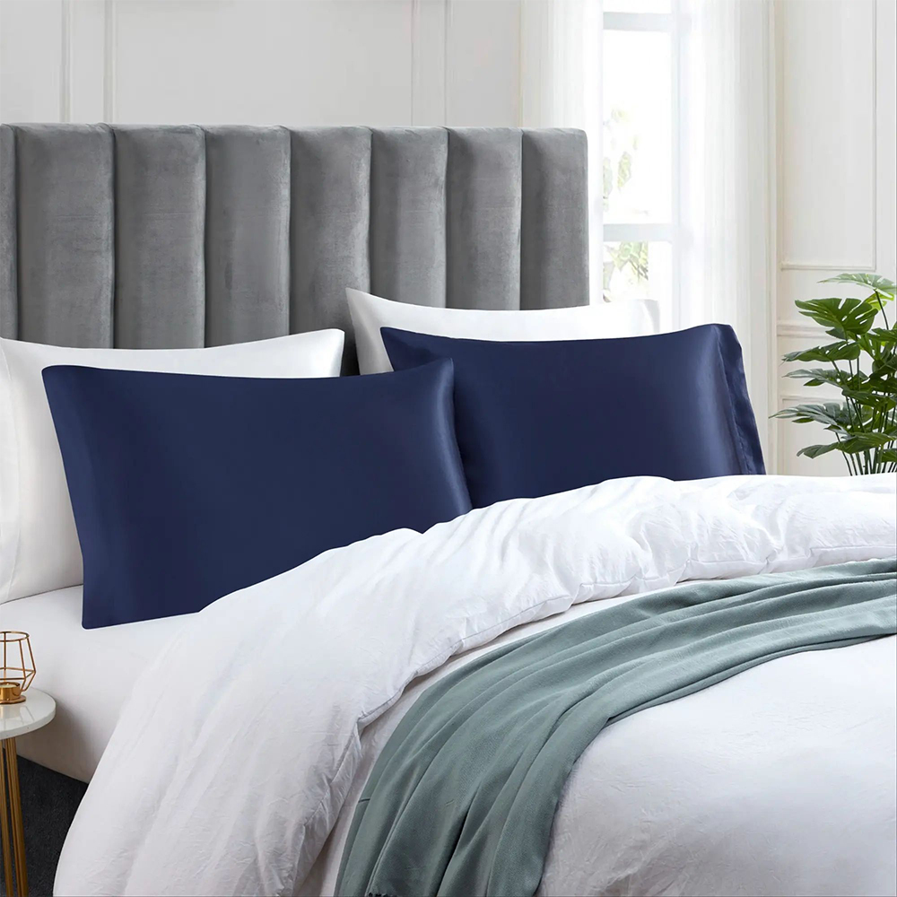 Sarung bantal satin yang lembut dan licin