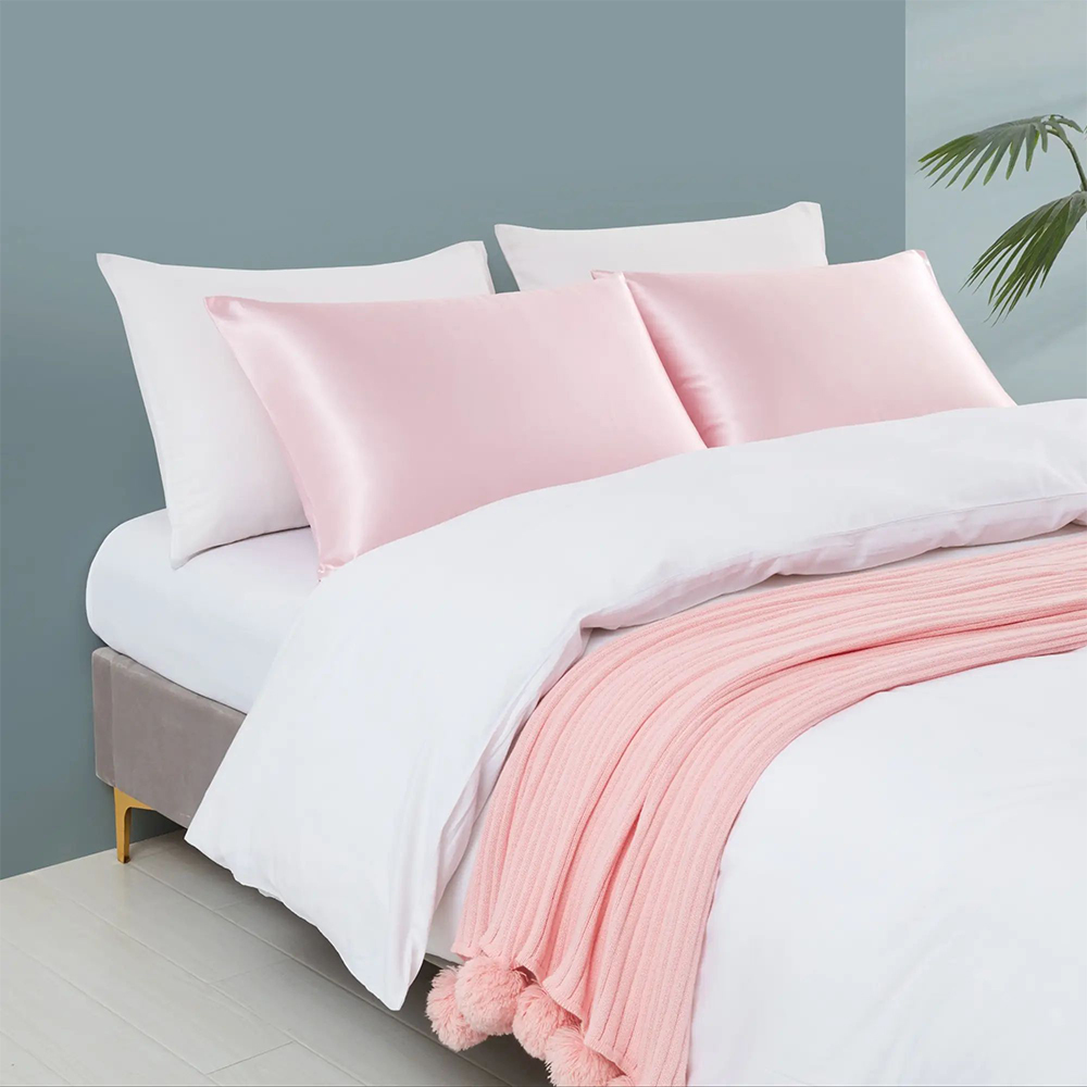 Sarung bantal satin yang lembut dan licin